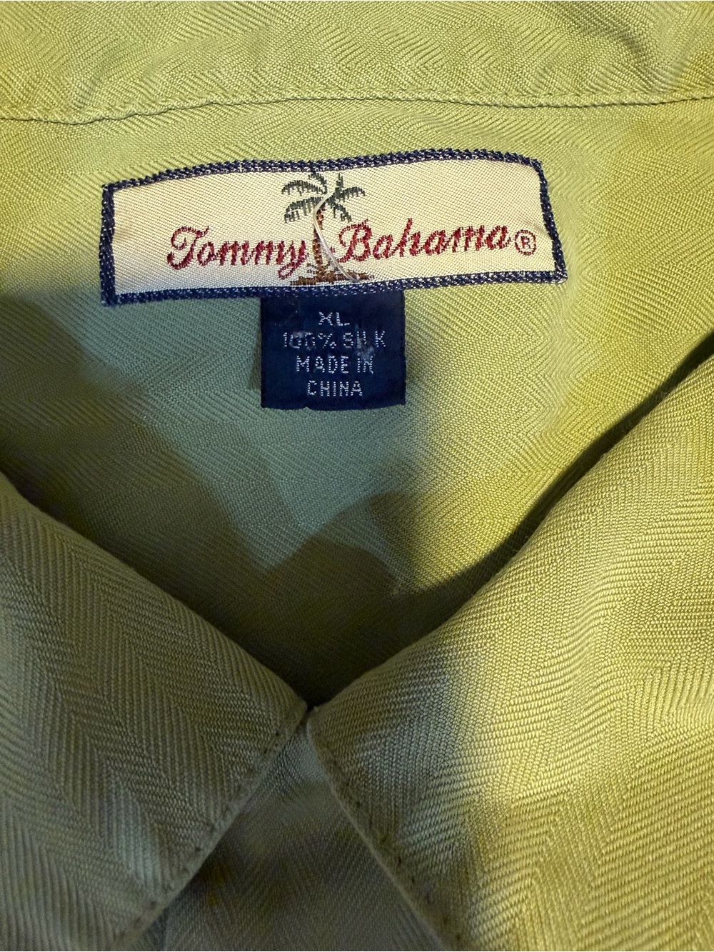 Tommy Bahamas 100% silk  Short-Sleeve Button-Up Shirt in Light Olive Green - Picture 3 of 5